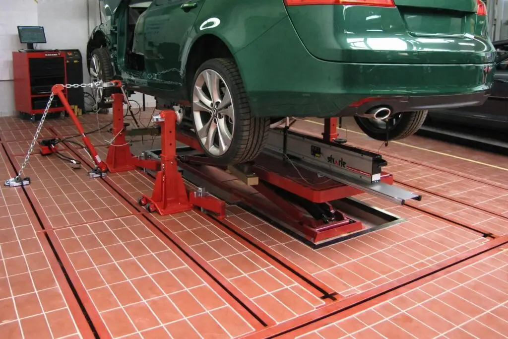 GTS Schadenzentrum Berlin Kfz Werkstatt Fahrzeug auf Hebebühne