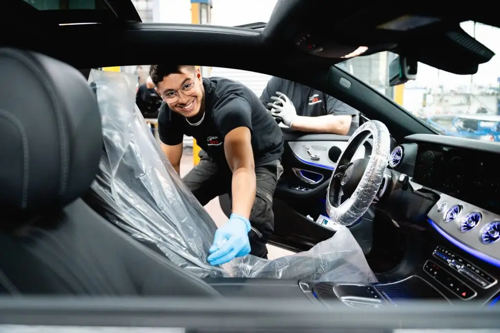 GTS Schadenzentrum Berlin KFZ Werkstatt für Mechanik, Lack, Karosserie und Elektromobilität Innenraumreinigung