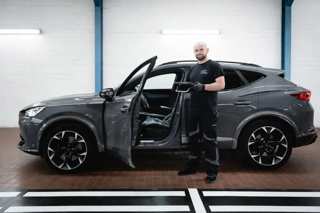 GTS Schadenzentrum Berlin Kfz Werkstatt Automechaniker in der Werkstatt an einem SUV