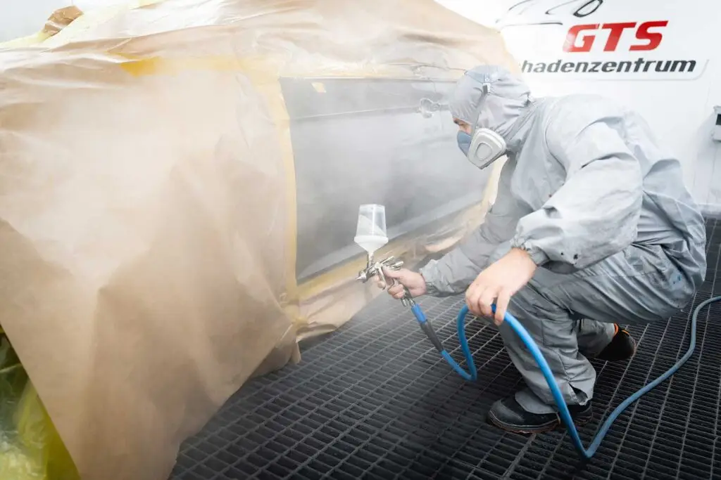 GTS Schadenzentrum Berlin KFZ Werkstatt für Mechanik, Lack, Karosserie und Elektromobilität Lackierer bei der Arbeit