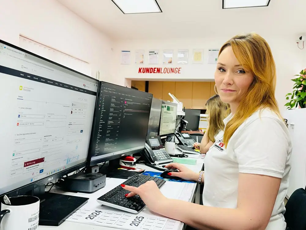 GTS Schadenzentrum Berlin KFZ Werkstatt Kundenempfang Christin